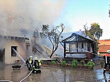 Mit vereinten Kräften: Die Feuerwehren brachten den Brand der Scheune und der Gartenhäuser unter Kontrolle. Zu retten war indes nichts mehr.