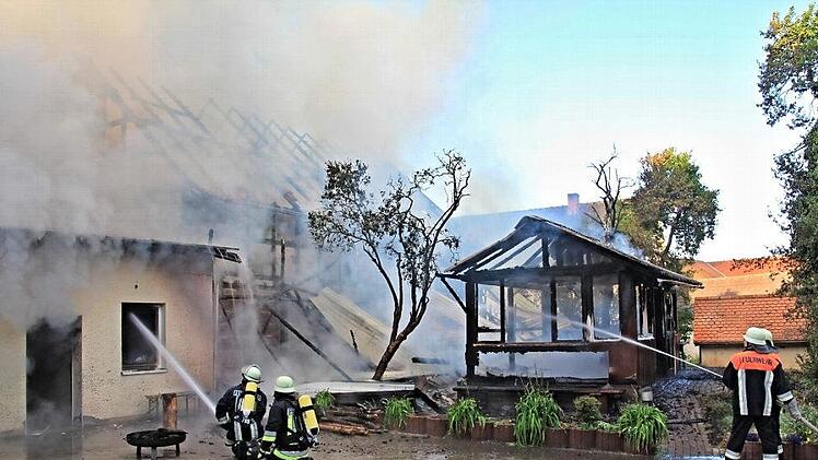 Mit vereinten Kräften: Die Feuerwehren brachten den Brand der Scheune und der Gartenhäuser unter Kontrolle. Zu retten war indes nichts mehr.