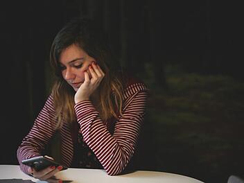 Vorerst wird der Messenger-Dienst WhatsApp nicht vom Handy-Bildschirm der Windows-Handys verschwinden. Symbolbild: Kev Costello/unsplash.com