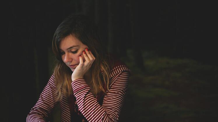 Vorerst wird der Messenger-Dienst WhatsApp nicht vom Handy-Bildschirm der Windows-Handys verschwinden. Symbolbild: Kev Costello/unsplash.com
