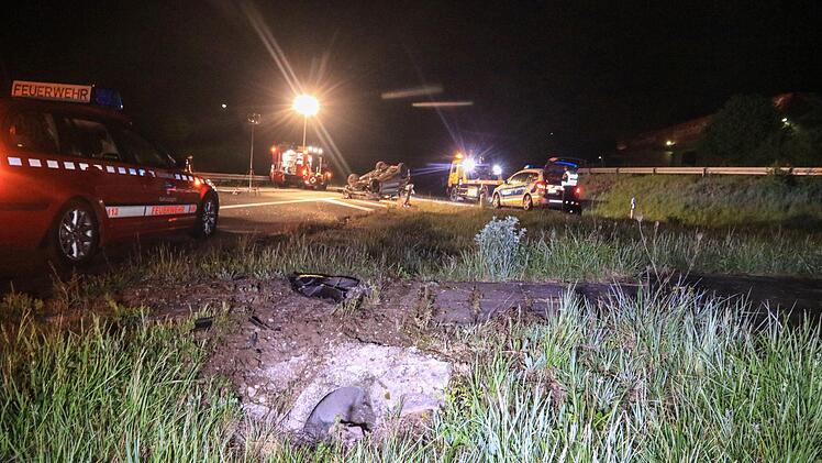 Zwei Hunde sind bei einem schweren Unfall auf der B 173 in Panik geflohen. Ihr Frauchen, die Fahrerin des verunfallten Autos, wurde verletzt. Foto: NEWS5 / Merzbach