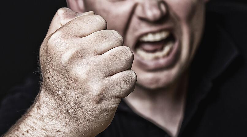 Streit vor Coburger Imbiss: Mann (31) attackiert Gruppe - und kassiert Faustschlag