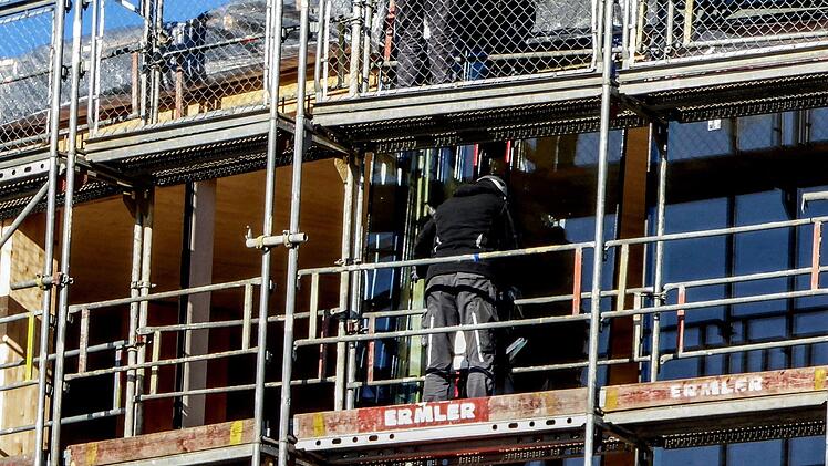 Die Einzelelemente f&uuml;r die Glasfassade am Globe werden montiert.Foto: Jochen Berger
