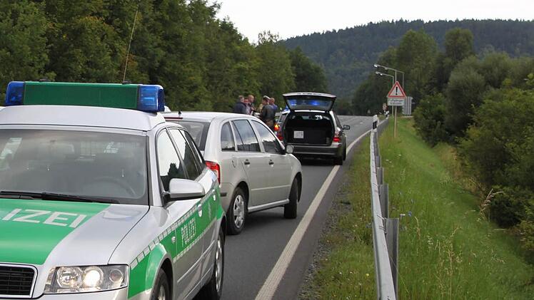 Die Unfallstelle auf der B 85 bei Ziegelhütten: Polizei und Sachverständiger ermitteln.  Foto: Stephan Tiroch