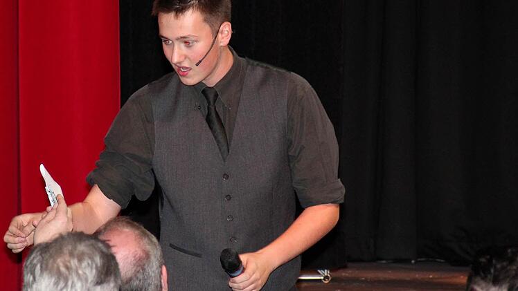 Nachwuchskünstler "Michael, der Zauderer" verteilt Löcher an denBürgermeister: ein kreuzgefaltetes Papier mit vier innen liegenden Löchern plus eine Klammer ...