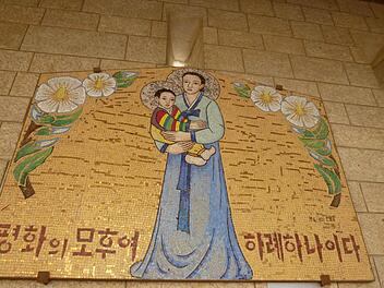 Die Gottesmutter Maria hat auch in der Kunst eine große Bedeutung. In der Verkündigungskirche in Nazareth sind Mosaiken aus aller Herren Länder zu sehen, auf jenen Maria jeweils in der für das Land typischen Kleidung und Ausprägung zu sehen ist. Foto: Marion Eckert