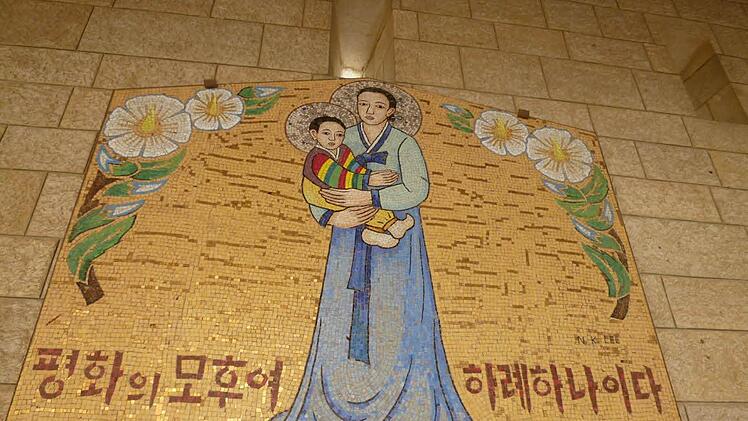 Die Gottesmutter Maria hat auch in der Kunst eine große Bedeutung. In der Verkündigungskirche in Nazareth sind Mosaiken aus aller Herren Länder zu sehen, auf jenen Maria jeweils in der für das Land typischen Kleidung und Ausprägung zu sehen ist. Foto: Marion Eckert