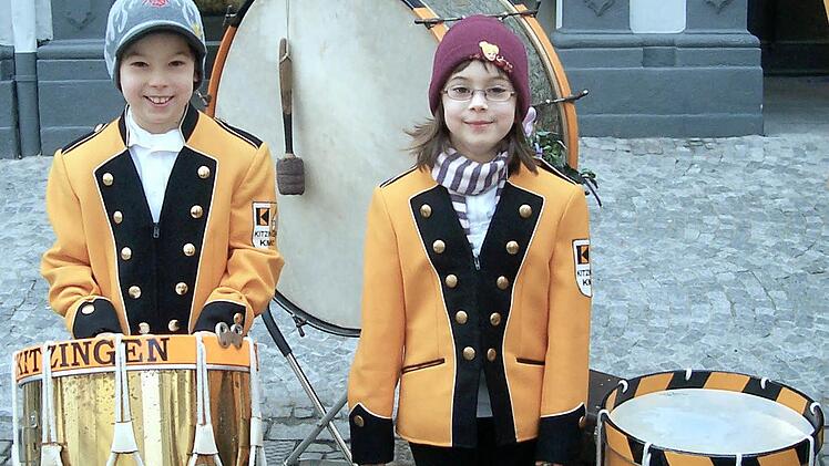 Der neunjährige Marcel und die ein Jahr jüngere Carina trotzten mit dem Kolping Musikkorps der Kälte.
