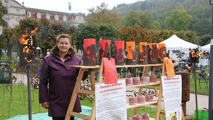 Feurige Accessoires: Katja Binz präsentiert Fackeln mit vielen verschieden Motiven.  Foto: Sebastian Vogt