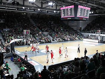 Nicht nur die Besucherzahl, sondern auch die Stimmung war beim Frankenderby zwischen Baunach und Würzburg in der Bamberger Brose Arena erstliga-reif. Fotos: sportpress