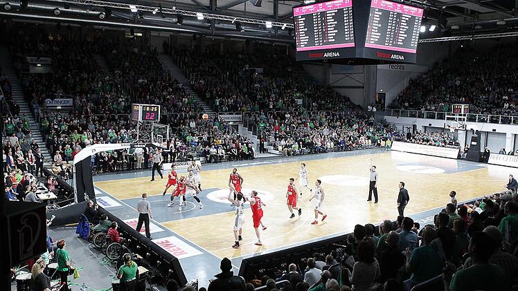 Nicht nur die Besucherzahl, sondern auch die Stimmung war beim Frankenderby zwischen Baunach und Würzburg in der Bamberger Brose Arena erstliga-reif. Fotos: sportpress