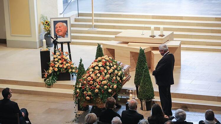 Oberbürgermeister Norbert Tessmer nahm mit sehr persönlichen Erinnerungen Abschied. Foto: Barbara Herbst