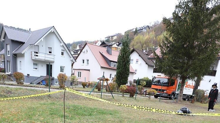 Sich zuprostende Geister, blutige Gestalten und offene Gräber: Sabrina de Groot hat sich einiges einfallen lassen, um ihren Garten in Wilhelmsthal in den zwei Wochen vor Halloween schaurig schön zu gestalten. Foto: Marian Hamacher