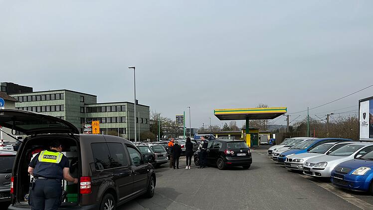 Polizei im Gro&szlig;einsatz: T&auml;ter nach &Uuml;berfall auf Tankstelle in Bamberg auf der Flucht
