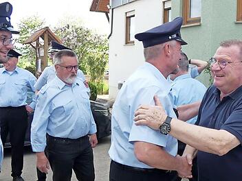 Die &uuml;ber 50 Feuerwehrleute, die Peter Pfaffs Abschied vom aktiven Dienst mitfeierten, verabschiedeten sich pers&ouml;nlich von dem Ehren-Kreisbrandinspektor (rechts).