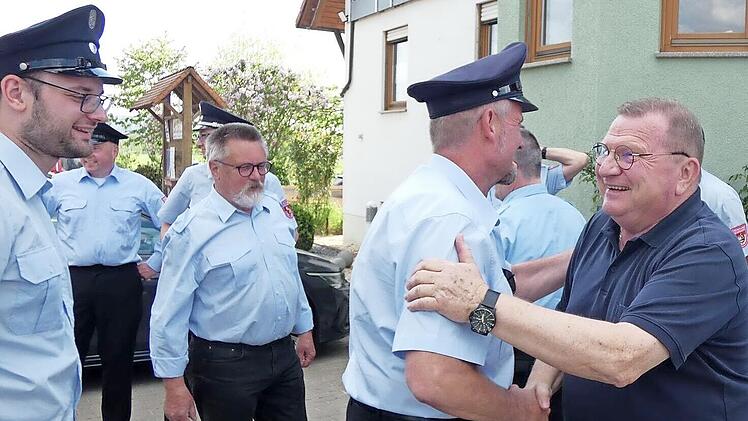 Die &uuml;ber 50 Feuerwehrleute, die Peter Pfaffs Abschied vom aktiven Dienst mitfeierten, verabschiedeten sich pers&ouml;nlich von dem Ehren-Kreisbrandinspektor (rechts).