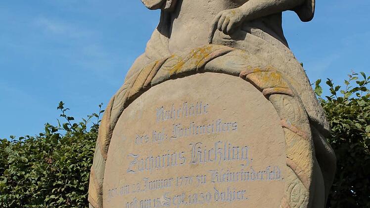 Der Weinende Engel aus der Biedermeier-Zeit steht als Grabmal auf dem Friedhof.