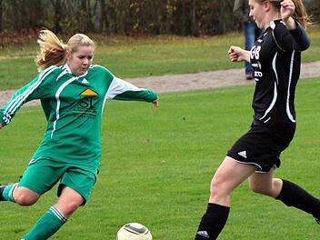 Stefanie Hahn (TSV Frickenhausen, links) bleibt mit ihrem Flügellauf an der Regensburgerin Kathrin Bucher  hängen. Fotos: Thomas