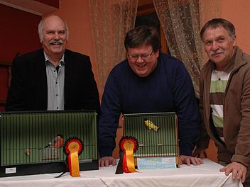 Sechs Deutsche Meistertitel haben Roland Hehn und Ralf Dotzel (v. l.) bei den 65. Deutschen Meisterschaften in Bad Salzuflen mit ihren Vögel geholt. Zu ihrem Erfolg gratulierte der stellvertretende Vereinsvorsitzende der Vogelfreunde Bad Kissingen, Bruno Kirchner (rechts).Foto: Peter Klopf