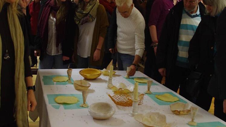 Den Mittelpunkt der Ausstellung bildet ein gedeckter Tisch mit essbarem Geschirr und essbarer Tischdeko.