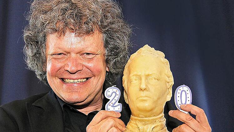 "Man kann nicht davon leben, aber dafür": Impresario Martin Neubauer mit einer Büste seines Idols, Clemens Brentano Foto: Matthias Hoch