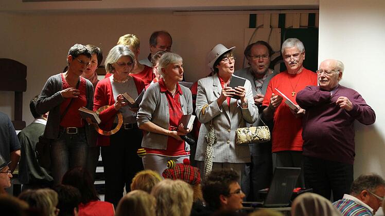 Der Chor der Pfarrei St. Kilian hatte wieder einmal einen tollen Auftritt. Dieses Mal wurde das neue Gotteslob "besungen". Mit im Bild der frühere Zeiler Pfarrer Alfred Östreicher (rechts).  Foto: Jean Burger