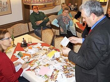 Auf Suche nach ... - den Gewinnern, aber auch einem TWG-Chef: Bürgermeister Jürgen Hennemann (rechts) zog die Preisträger.  Foto: Ralf Kestel