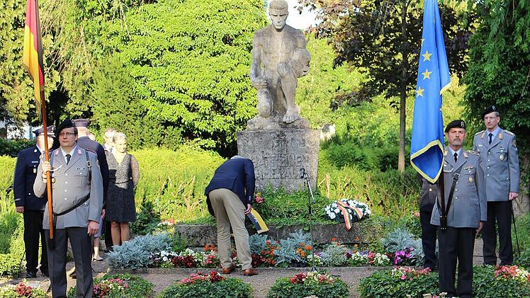 Gedenken auf dem Soldatenfriedhof. Foto: Ulrike Nauer