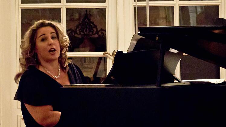 "Zauber der Operette": Beate gastierte im Riesensaal der Coburger Ehrenburg.Foto: Jochen Berger