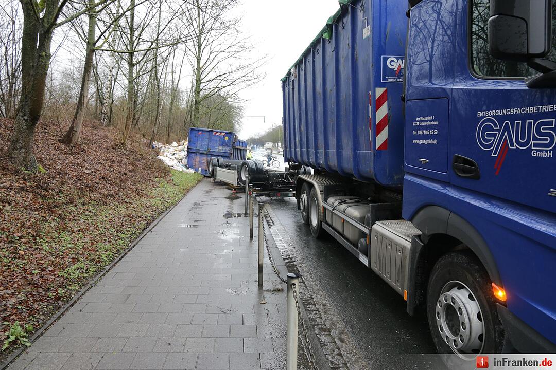 Müll-Laster in Forchheim umgekippt
