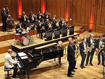 In einer einzigartigen Weise interpretieren Wil Salden und das Glenn Miller Orchestra den Sound und die Musik ihres Namengebers. Foto: Peter Klopf