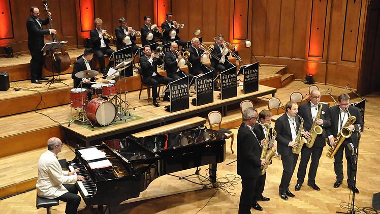 In einer einzigartigen Weise interpretieren Wil Salden und das Glenn Miller Orchestra den Sound und die Musik ihres Namengebers. Foto: Peter Klopf