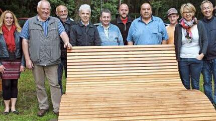 An der Werdenfelser H&uuml;tte steht ein Naturkanapee. Unser Bild zeigt es mit (von rechts) Stadtrat G&uuml;nter Reinlein, Andrea Musiol vom Tourismusverein sowie Wolfgang Bauernschmitt (Vierter von rechts), Rainer Kober, Vorsitzender der "D'Werdenfelser" (Mitte), und Harald Fischer, Leiter des Tourismus- und Kulturamts (Vierter von links) .  Foto: Alfred Thieret