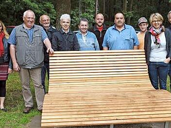 An der Werdenfelser Hütte steht ein Naturkanapee. Unser Bild zeigt es mit (von rechts) Stadtrat Günter Reinlein, Andrea Musiol vom Tourismusverein sowie Wolfgang Bauernschmitt (Vierter von rechts), Rainer Kober, Vorsitzender der "D'Werdenfelser" (Mitte), und Harald Fischer, Leiter des Tourismus- und Kulturamts (Vierter von links) .  Foto: Alfred Thieret