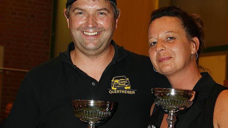 Die glücklichen Gesamtsieger Uwe Kiehm und Andrea Bemman mit ihren Trophäen. Foto: Karlheinz Franz
