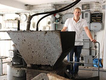 Marcus Albert von der Haustechnik zeigt die alte Moormühle im Badehaus, die im Zuge der Modernisierung ausgedient hat. Foto: Benedikt Borst