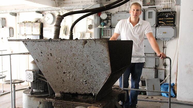 Marcus Albert von der Haustechnik zeigt die alte Moorm&uuml;hle im Badehaus, die im Zuge der Modernisierung ausgedient hat. Foto: Benedikt Borst