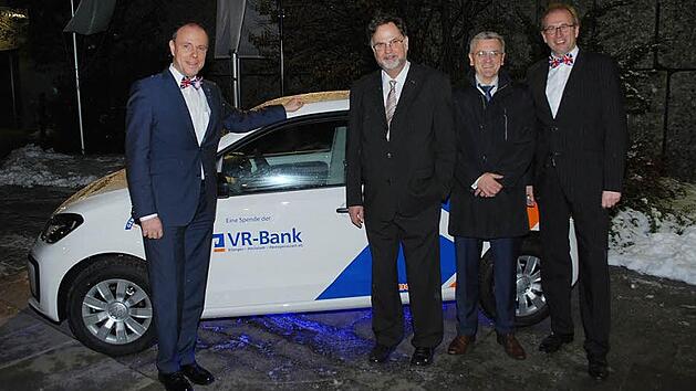 Sie schickten das neue VR-Mobil offiziell auf die Fahrt (von links): VR-Vorstand Johannes Hofmann, Ulrich Wustmann und Josef Hennemann von der Lebenshilfe Erlangen-Höchstadt und VR-Vorstand Hans-Peter Lechner  Fotos: VR-Bank