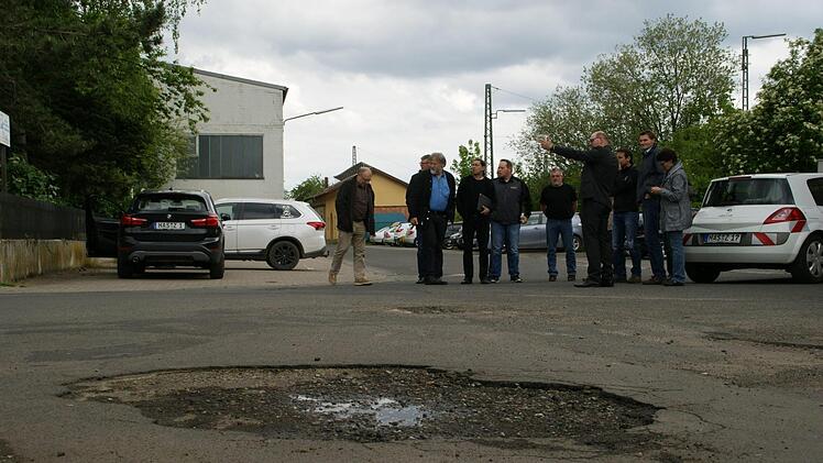 Schlaglöcher und großflächige Straßenschäden beschäftigten den Zeiler Bauausschuss bei seiner Sitzung am Dienstag. Fotos: Sabine Weinbeer