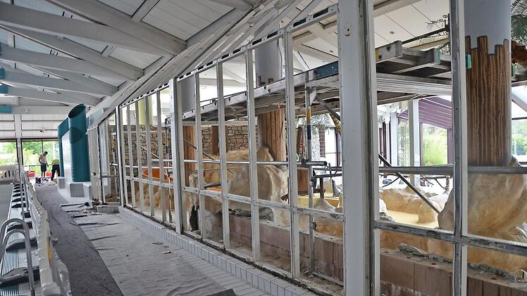 Der Kinder-Abenteuerbereich bekommt eine neue Trennwand zum Sportbecken hin.  Fotos: Bernhard Panzer