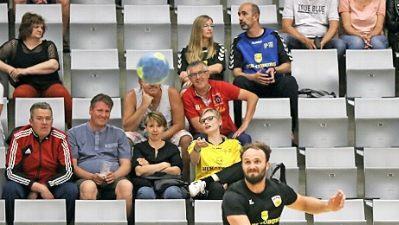 Knapp 100 Zuschauer kamen zum öffentlichen Training des HSC. - Im Vordergrund Kreisläufer Sebastian Weber beim Wurf.