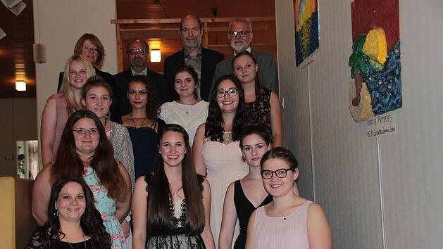 Eva Schorer, Georg Gi&szlig;ler, Claus Berger und Elmar Wiessner (oben von links) gratulierten den Jahrgangsbesten. Foto: Heike Beudert