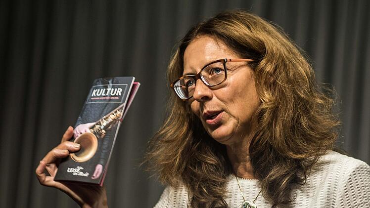 Antoinetta Bafas begrüßte Noam Vazana auf der Bühne von "Leise am Markt".Foto: Jochen Berger