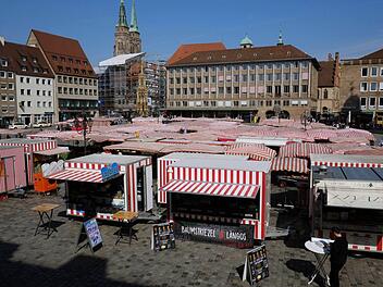 Die bunten Marktstände sollen noch mehr Leben auf den grauen Hauptmarkt in Nürnberg bringen. Mit kleinen Veränderungen hat die Stadt nun eine Qualitätsoffensive für den Wochenmarkt gestartet. Foto: Nikolas Pelke