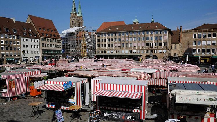 Die bunten Marktstände sollen noch mehr Leben auf den grauen Hauptmarkt in Nürnberg bringen. Mit kleinen Veränderungen hat die Stadt nun eine Qualitätsoffensive für den Wochenmarkt gestartet. Foto: Nikolas Pelke