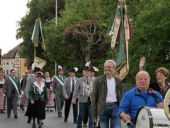 Bürgermeisterin Elke Protzmann (rechts im Bild) grüßt den  freundlich winkenden Menschen genau so fröhlich zurück.    Foto: Manja von Nida