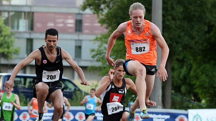Brian Weisheit (r.) wurde in 9:17,69 Sekunden süddeutscher U23-Meister über 3000 Meter Hindernis. Fotos: Theo Kiefner
