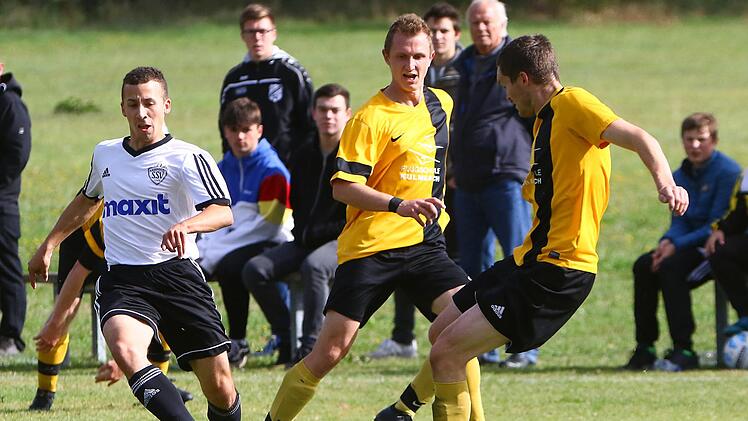 Der Kasendorfer Jermaine Mullen (links)  gegen die K&ouml;dnitzer Oliver Riediger und Michael Jahreis. Foto; Monika Limmer
