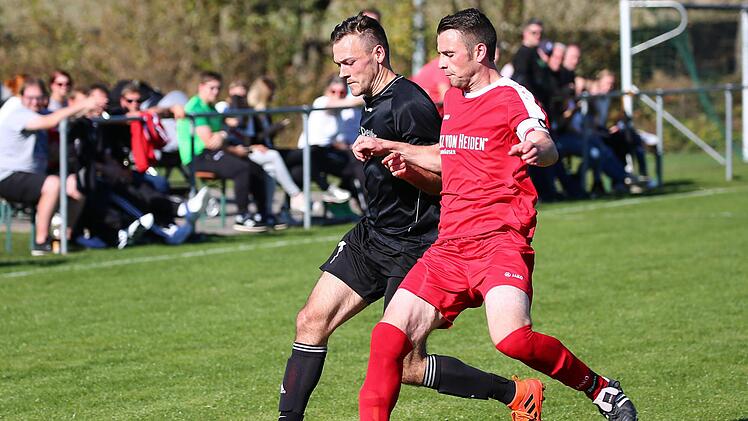 Am Samstag waren Florian Wisniewski (schwarzes Trikot) und der SV Reisch machtlos gegen den FC Hirschfeld und Abwehrspieler Michael Förtsch (Endstand: 2:7). Am Wochenende müssen die Reitscher gegen den TSV Wilhelmsthal dringend punkten, die Hirschfelder treffen im Topspiel auf den TSV Neukenroth.  Foto: H. Weiß