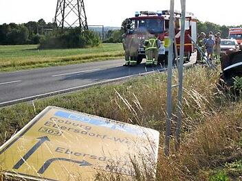 Der 37-j&auml;hrige Fahrer ist bei dem Unfall am Donnerstagabend mit seinem Fahrzeug gegen dieses Verkehrsschild im Vordergrund geprallt.  Foto: Michael Stelzner